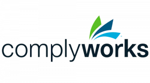 L'image montre le logo ComplyWorks. Le texte « complyworks » est écrit en lettres minuscules. À droite du texte se trouvent trois formes courbes en forme de feuille de couleur verte, bleue et bleu foncé, disposées selon un motif ascendant.