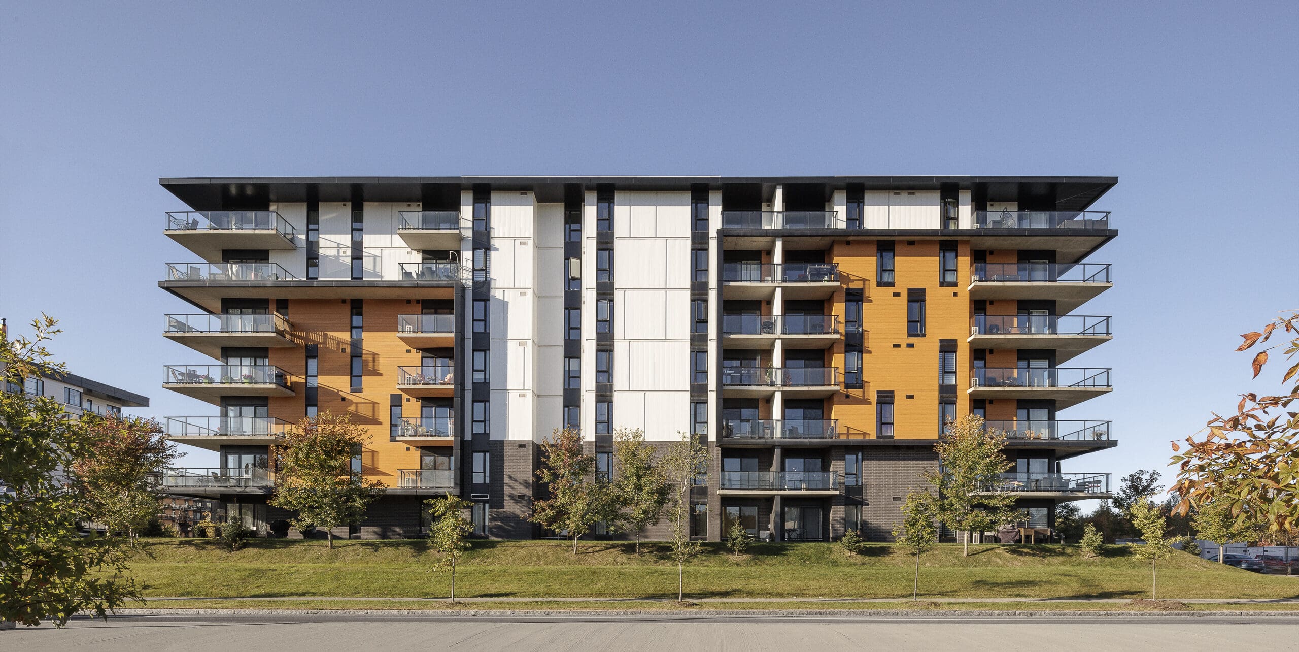 Construction d’un nouveau bâtiment abritant 76 logements répartis sur 7 étages ainsi que des aires communes telles qu’un lounge, une salle de jeux, une salle de gym, un lave-auto et un espace canin.