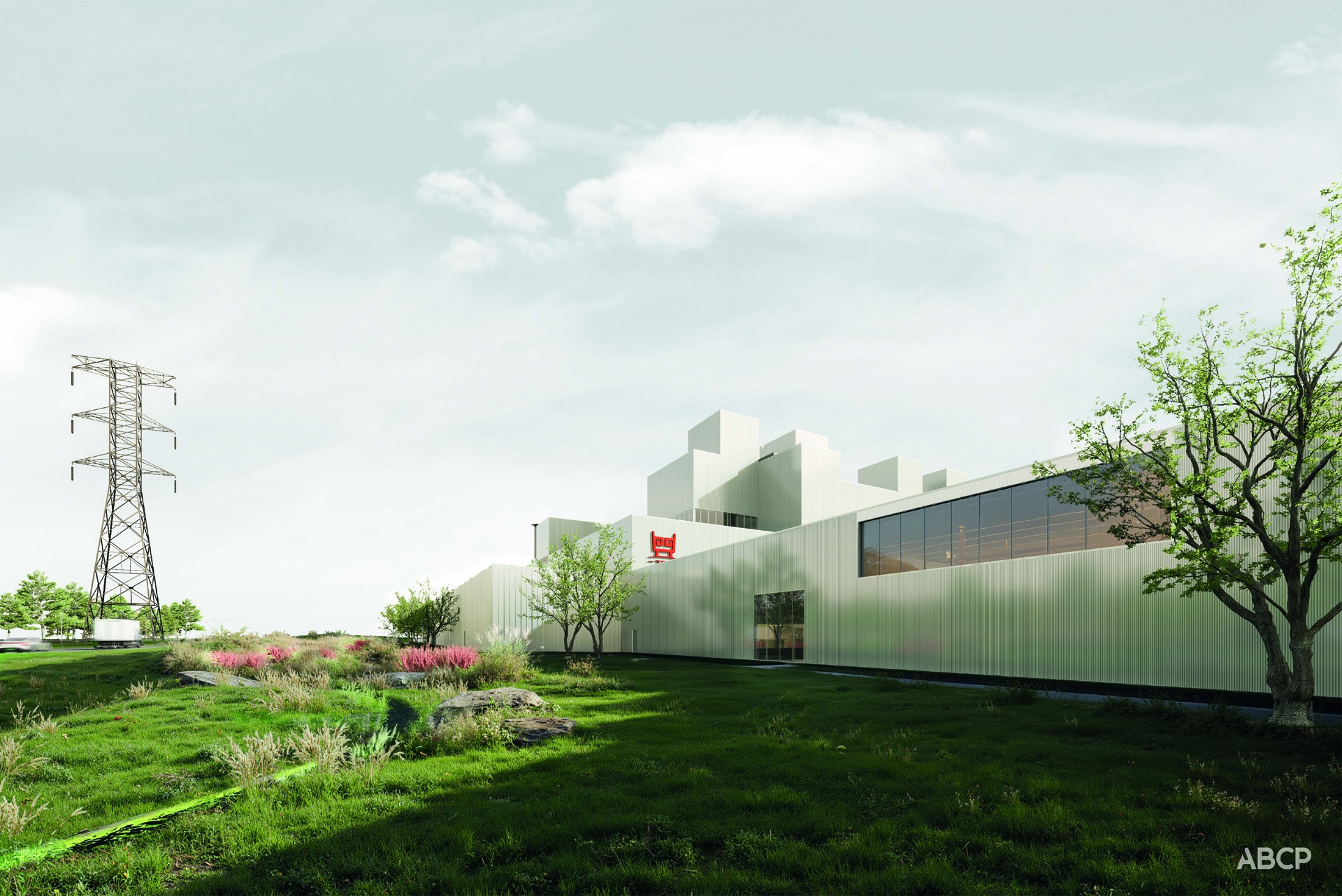 Un bâtiment blanc, moderne et anguleux, doté de grandes fenêtres, se dresse dans un paysage verdoyant agrémenté d'arbres et d'arbustes. Un pylône électrique se dresse au loin sous un ciel nuageux.